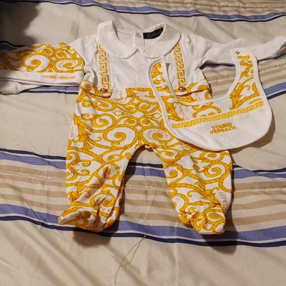 Versace complete outfit with cap and bup as shown on the picture 6-9momths